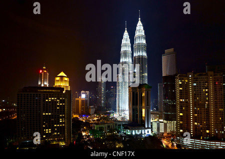 Petronas Towers bei Nacht, Kuala Lumpur, Malaysia Stockfoto