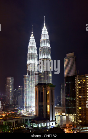 Petronas Towers bei Nacht, Kuala Lumpur, Malaysia Stockfoto