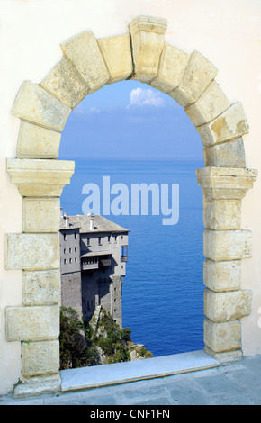 Traditionelle griechische Burg durch ein altes Fenster, Griechenland Stockfoto