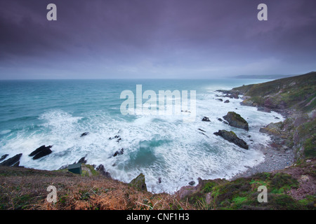 Sonnenuntergang und Gewitterwolken über Whitsand Bay Cornwall UK Stockfoto