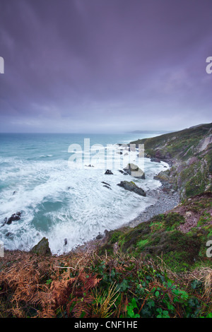 Sonnenuntergang und Gewitterwolken über Whitsand Bay Cornwall UK Stockfoto