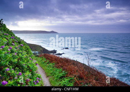 Sonnenuntergang und Gewitterwolken über Whitsand Bay Cornwall UK Stockfoto