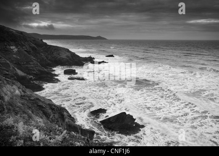 Sonnenuntergang und Gewitterwolken über Whitsand Bay Cornwall UK Stockfoto