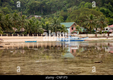 Auslegerboot am Strand von El Nido, einem touristischen Ort, Palawan, Philippinen, Asien Stockfoto