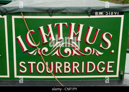 Traditionelle Kunstwerk auf einem Narrowboat vertäut am Stourbridge in den West Midlands Stockfoto