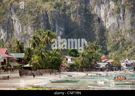 Strand und typischen Auslegerboote am Tourismus und Fischerei Dorf von El Nido, Palawan, Philippinen, Asien Stockfoto