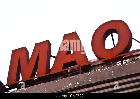 MAO Shanghai Livehouse Zeichen in rot Stadt in Shanghai, China Stockfoto