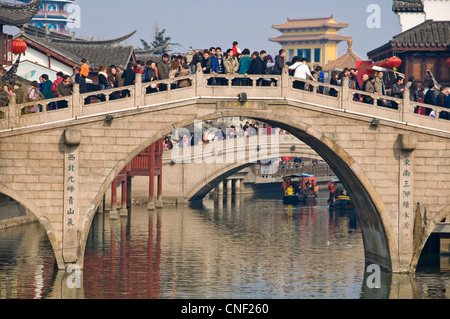 Traditionelle Steinbrücke überfüllt mit Chinesen in der antiken Stadt Qibao chinesischen Neujahrsfest - Shanghai (China) Stockfoto