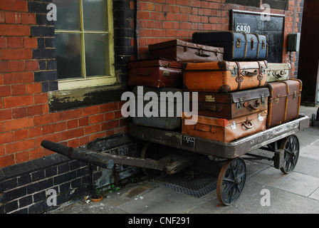 Ein Wagen voller alte und misshandelte Koffer am Bahnhof UK Stockfoto