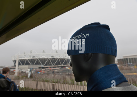 Ein dummy außerhalb der Londoner Olympiastadion einen 2012 Olympische offizielle gestrickte Mütze Hut-shop Stockfoto