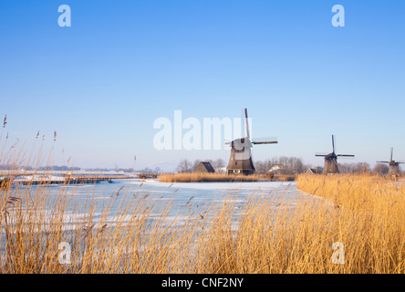 Windmühlen im Winter mit Schnee und blauer Himmel Stockfoto