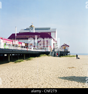 Ein Blick von Britannia Pier und Great Yarmouth Beach, Norfolk, England, März 2012. Auf Mittelformat-Film gedreht Stockfoto