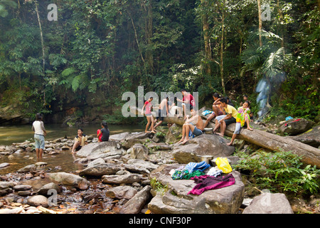 lokale Jugend während eines Wochenendes Ausflug zum Wasserfall von Port Barton, Palawan, Philippinen, Asien Stockfoto