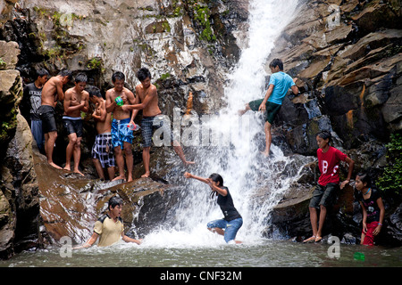 lokale Jugend während eines Wochenendes Ausflug zum Wasserfall von Port Barton, Palawan, Philippinen, Asien Stockfoto