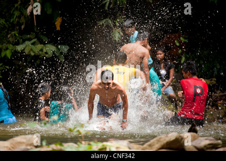 lokale Jugend während eines Wochenendes Ausflug zum Wasserfall von Port Barton, Palawan, Philippinen, Asien Stockfoto