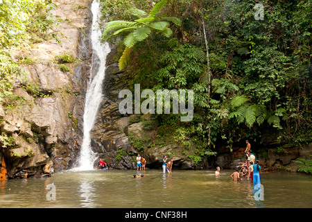 lokale Jugend während eines Wochenendes Ausflug zum Wasserfall von Port Barton, Palawan, Philippinen, Asien Stockfoto