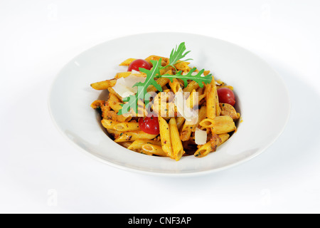 Penne Alla Wodka mit Huhn Fleisch und Salat rucola Stockfoto