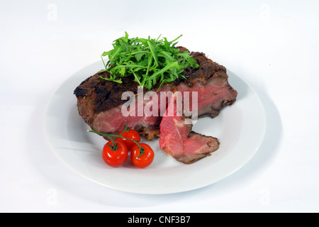 Roastbeef mit Gurke und Paprika auf weißem Hintergrund Stockfoto