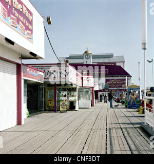 Ein Blick auf Britannia Pier in Great Yarmouth, Norfolk, England, März 2012. Auf Mittelformat-Film gedreht Stockfoto