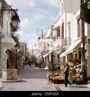 Eine Straßenszene in der Altstadt von Rethymnon, Kreta, Griechenland, im März 2012, Stockfoto