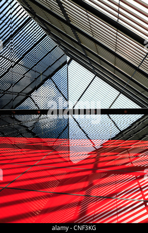 Abstrakte Architektur: Gebäudelinien, Reflexionen und Schatten.London UK. Stockfoto