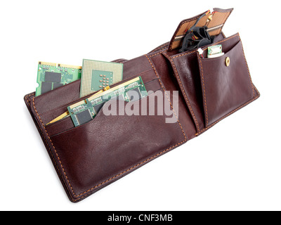 Brieftasche voller verschiedenen Computer-Komponenten auf einem weißen Hintergrund. Stockfoto