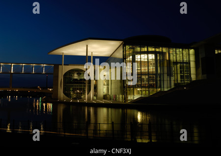 Parlamentarischen Bibliothek des Deutschen Bundestages im Berliner Spreebogen, bekannt als "Washing Machine-Building" in der Nacht Stockfoto