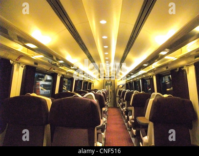 Das Innere der First Class an Bord ein MFO-Fahrzeug in einem Bombardier-Klasse 222/0-Meridian. Stockfoto