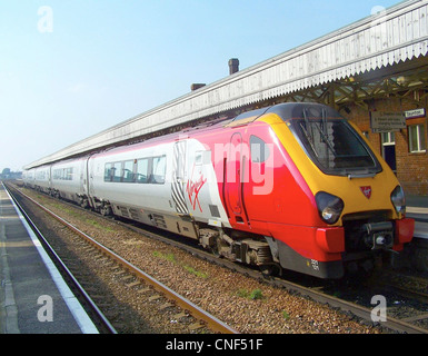 Virgin Cross Country Klasse 221 Super Voyager Nr. 221121 in Taunton Stockfoto