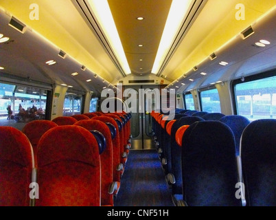 Das Innere der Standardklasse in einem MSO-Fahrzeug an Bord ein Cross Country Klasse 221 'Super Voyager' DEMU Zug Stockfoto