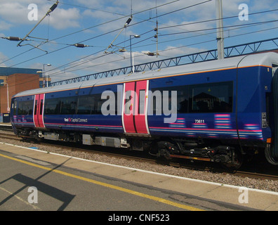 Eine Seitenansicht eines DMCO Fahrzeugs aus einem First Capital Connect livrierter Bombardier Class 377/5 Electrostar. Stockfoto