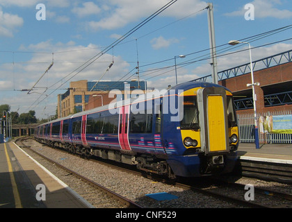 First Capital Connect, die Ankunft in St. Albans livrierter Bombardier Class 377/5 Electrostar Nr. 377508 gesehen ist. Diese verfügen über Süd Stockfoto