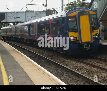 First Capital Connect livrierter Bombardier Class 377/5 Electrostar Nr. 377504 bei St. Albans. Diese Funktion südlichen Interieurs als Stockfoto