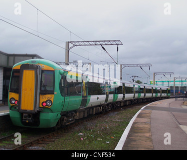 Südlichen livrierter Bombardier Class 377/2 Electrostar Nr. 377202 bei Watford Junction, mit einem Service für East Croydon, Gatw gebunden Stockfoto