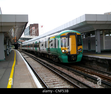 Südlichen livrierter Bombardier Class 377/1 Electrostar Nr. 377147 Anrufe in East Croydon Stockfoto