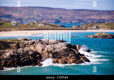 Keadue Strand ein einsamer Wanderer durch den Atlantik an der irischen Westküste. Stockfoto