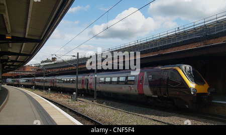 Bombardier Class 221 Super Voyager Nr. 221122 in York. Stockfoto