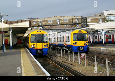 Ein paar neue London Overground Bombardier Class 378/0 Capitalstar EMUs Nr. 378007 und 378017, Seite an Seite stehen jedem oth Stockfoto