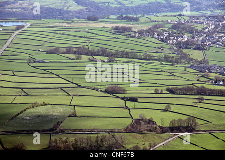 Luftaufnahme der englischen Landschaft mit Feldern, die durch Trockenmauern begrenzten Stockfoto