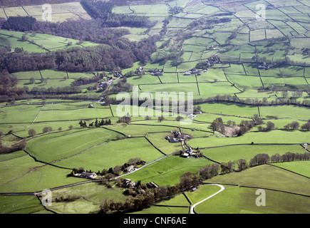 Luftaufnahme der englischen Landschaft mit Feldern, die durch Trockenmauern begrenzten Stockfoto