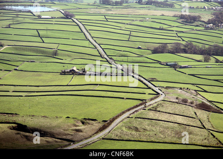 Luftaufnahme der englischen Landschaft mit Feldern, die durch Trockenmauern begrenzten Stockfoto