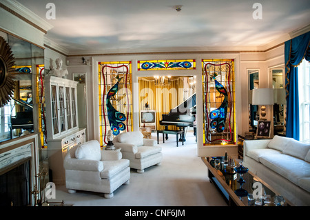 Das Wohnzimmer in Elvis Presleys Haus Graceland in Memphis, Tennessee Stockfoto