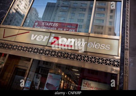 Verizon Wireless Store auf W 57th Street in Manhattan, New York City Stockfoto