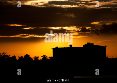 Sonnenuntergang Himmel hinter Gebäude. Stockfoto