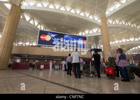 Passagiere, die Check-in am Terminal 2, King Khalid International Airport, Riyadh, Saudi Arabien Stockfoto