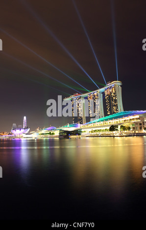 Laser-Licht-Show über Marina Bay Sands in Singapur Komplex. Stockfoto