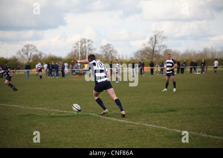 Leighton Buzzard-Rugby-Spieler nehmen einen Konvertierung tritt gegen Paviors Stockfoto