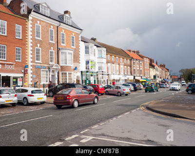 Der High Street von der Marktstadt Stokesley North Yorkshire an einem sonnigen Frühlingstag mit bedrohlich dunkle Regenwolken Stockfoto