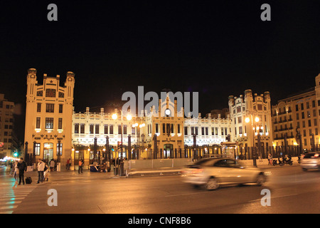 Bahnhof in der Nacht, Calle Xativa Valencia, Spanien Stockfoto