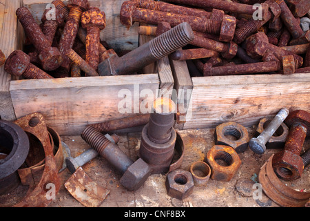 Boxen der alten Schrauben und Muttern Stockfoto